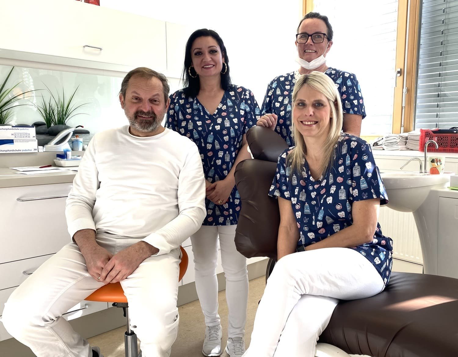 Team von DDr. Lasser im Behandlungszimmer